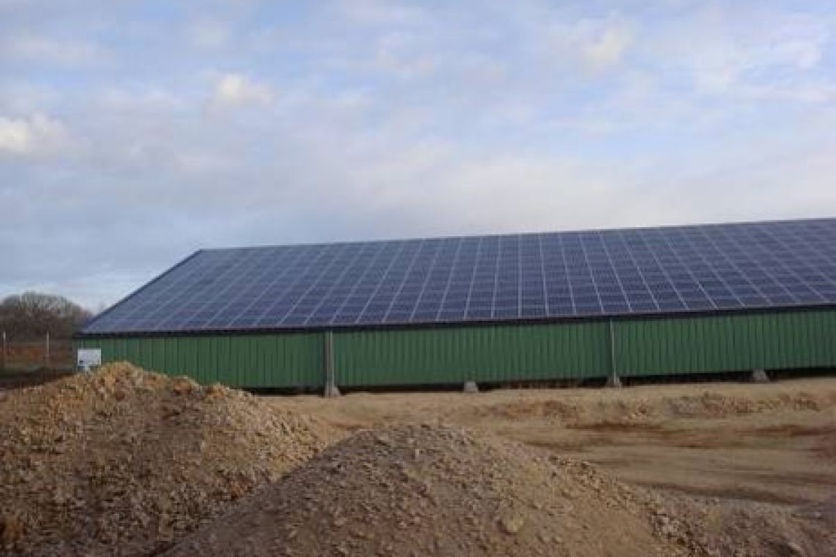 Imagen de la granja con la instalación fotovoltaica