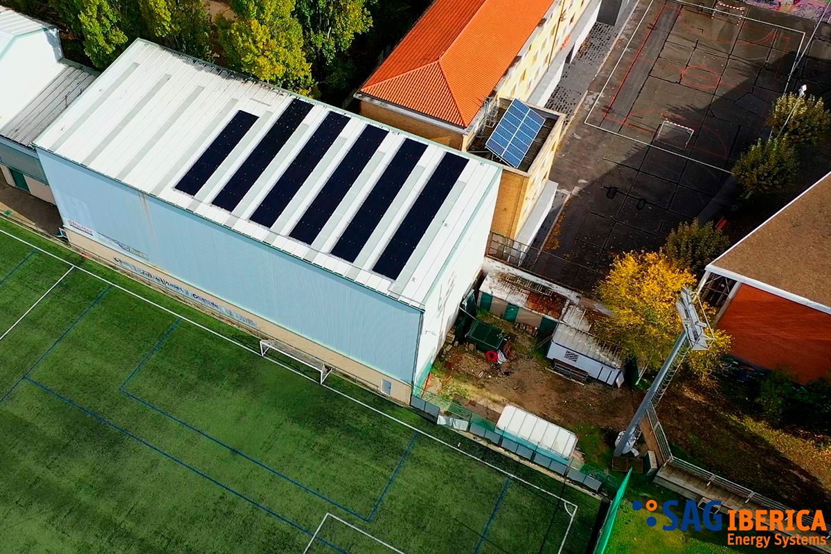Imagen aérea de la instalación fotovoltaica realizada en un club deportivo