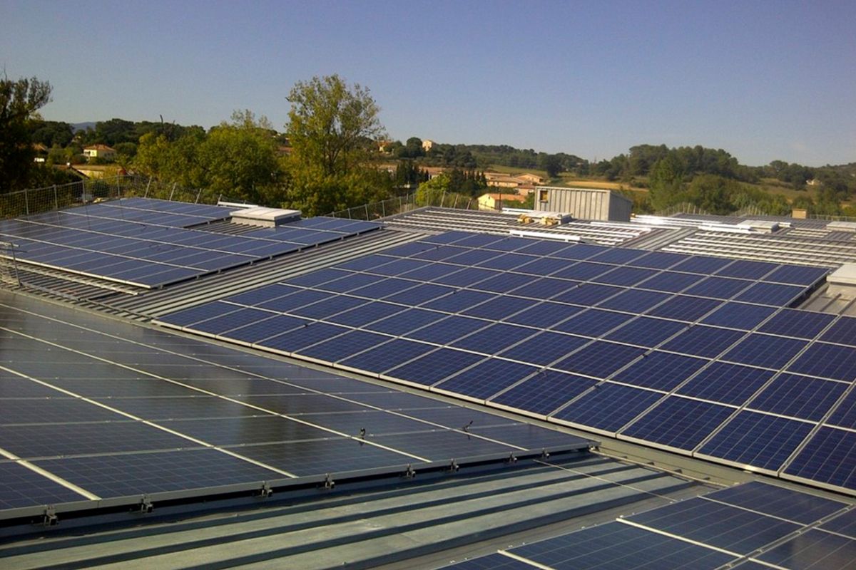 Imagen de la cubierta con la instalación fotovoltaica