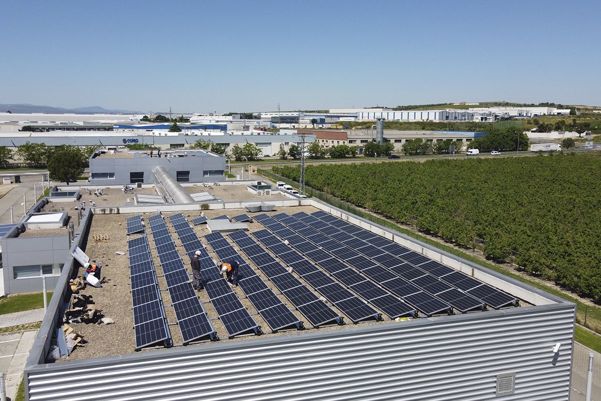 Imagen aérea de la realización de los trabajos de instalación fotovoltaica en el CNTA