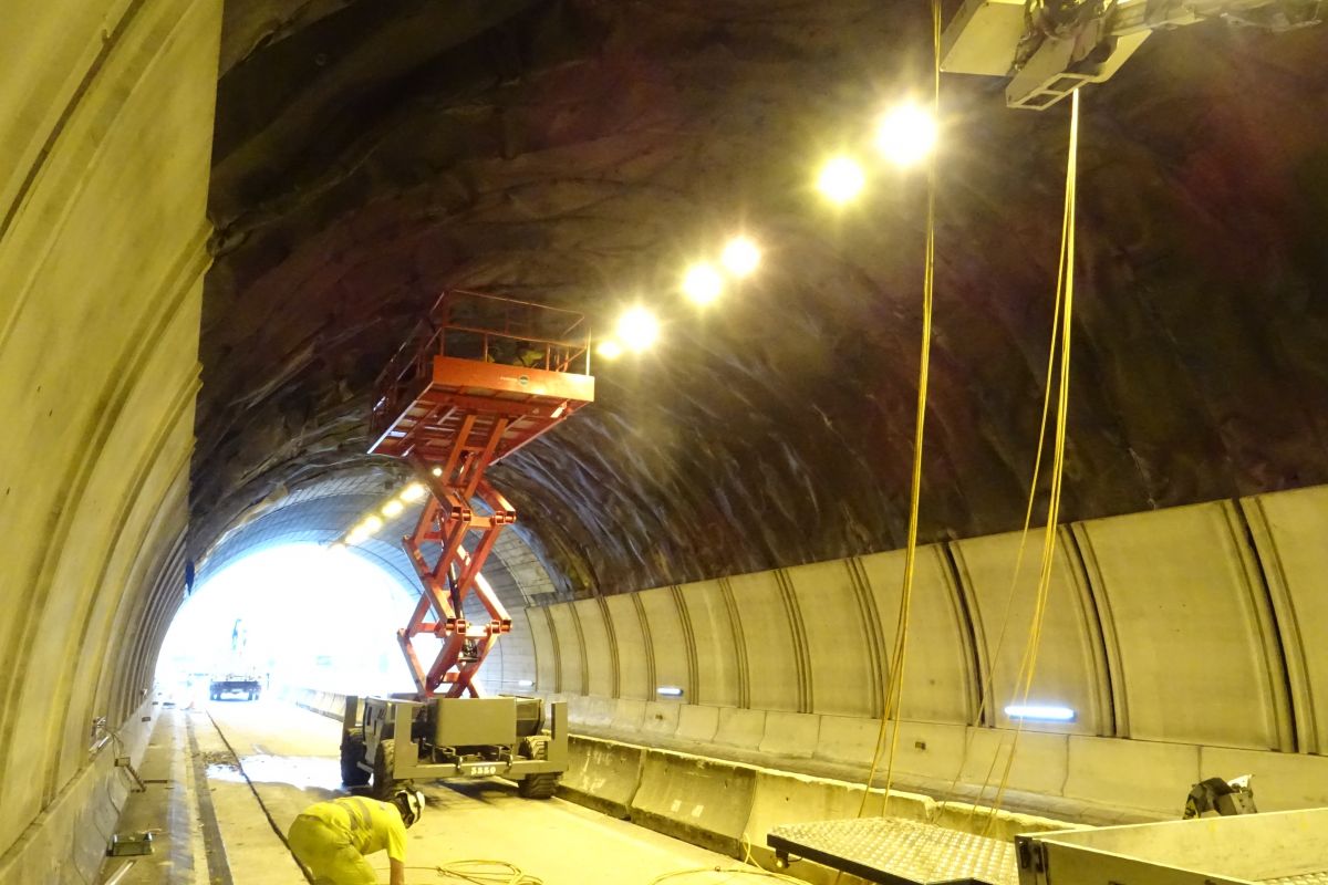 Imagen de los trabajos eléctrico acometidos en los túneles de Belate