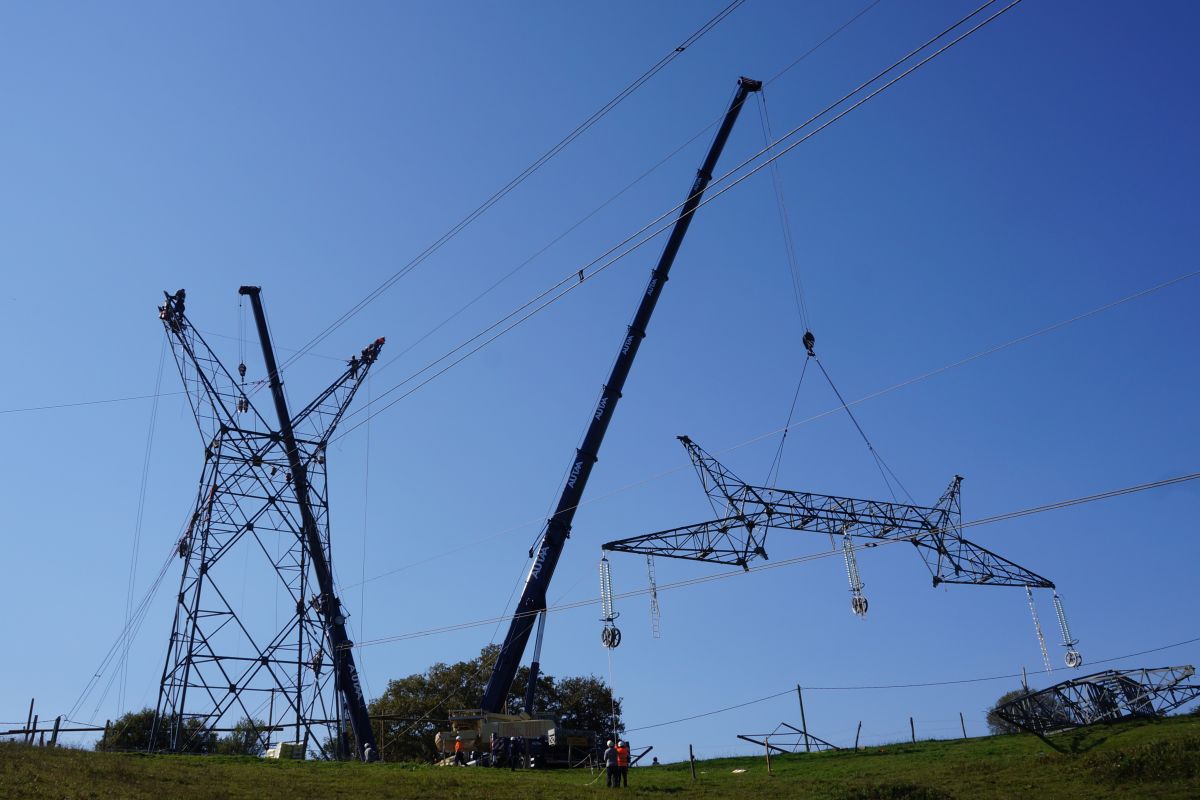 Imagen de los trabajos para la creación de un nuevo enlace en una línea aérea de 400 kV