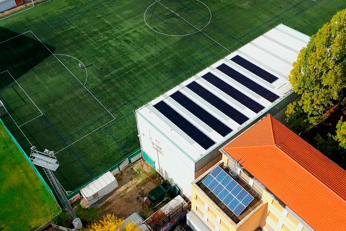 Imagen aérea de la instalación fotovoltaica realizada en un club deportivo