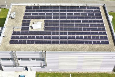 Imagen aérea del CNTA con la instalación fotovoltaica realizada.