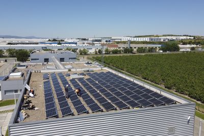 Imagen aérea de la realización de los trabajos de instalación fotovoltaica en el CNTA